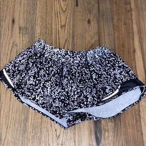 Black & white Lululemon Hotty Hot Shorts II *2.5”